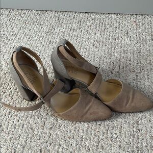 Naturalizer Sz 8 and Gray Suede Heels